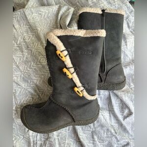 Keen Charcoal Gray Boots with Cream Shearling and Wooden Toggles